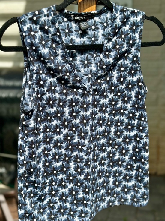 Dkny Tops - DKNY Black, Gray and White Floral V-Neck Sleeveless Petite Top